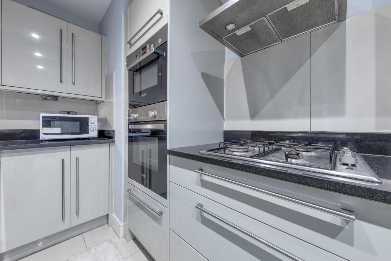 لندن Elegant And Chic 2-Bedroom Basement Apartment In Paddington المظهر الخارجي الصورة