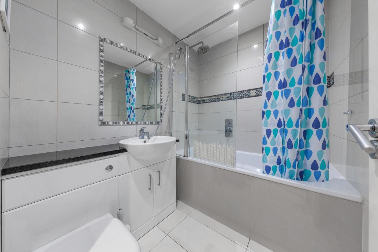 لندن Elegant And Chic 2-Bedroom Basement Apartment In Paddington المظهر الخارجي الصورة